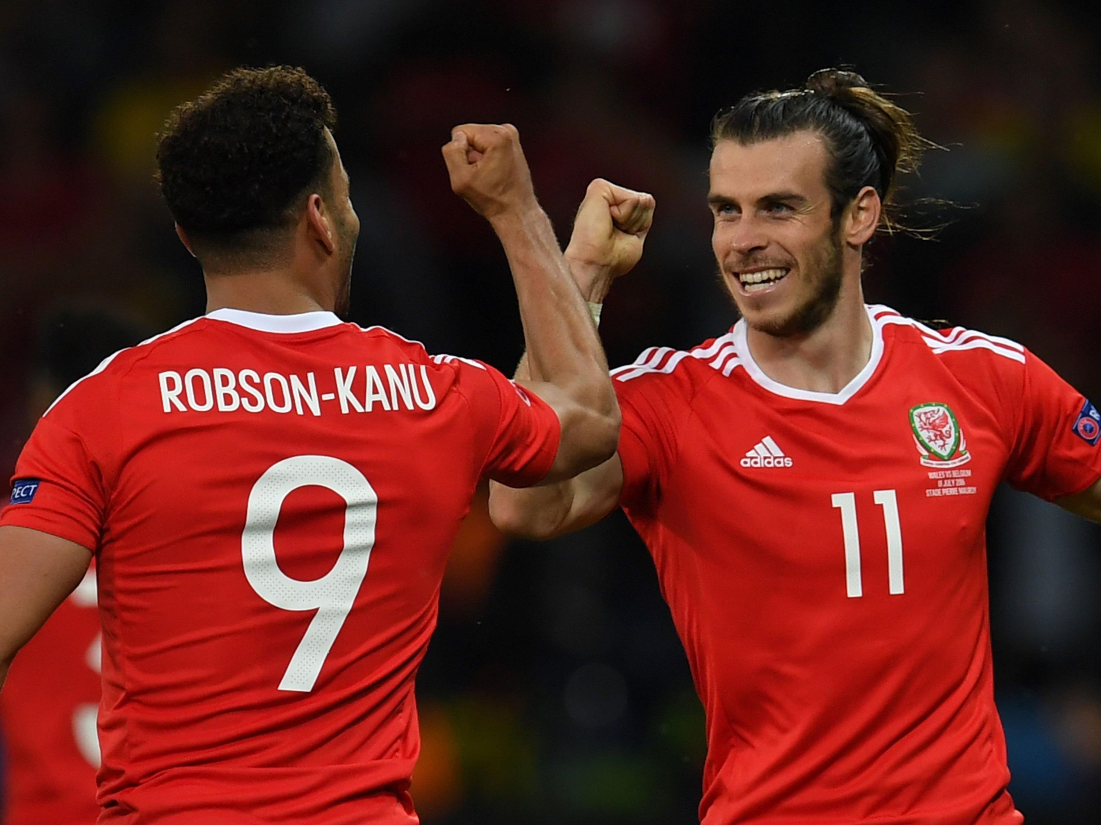 Wales-Superstar Bale (r.) jubelt mit Robson-Kanu, dem Torschützen zum 2:1.