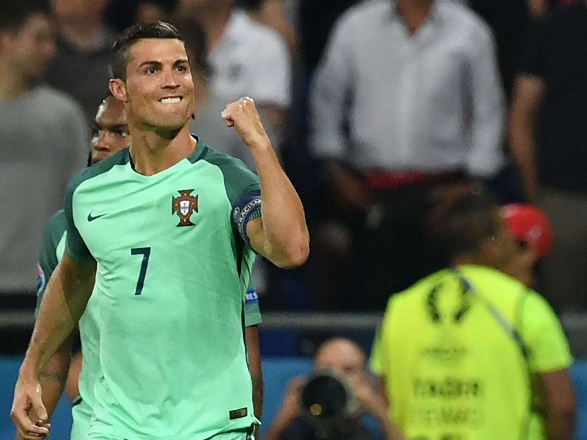 Cristiano Ronaldo (Bild) und Nani brachten Portugal mit einem 2:0-Sieg über Wales ins EM-Finale. Cristiano Ronaldo (Bild) und Nani brachten Portugal mit einem 2:0-Sieg über Wales ins EM-Finale.