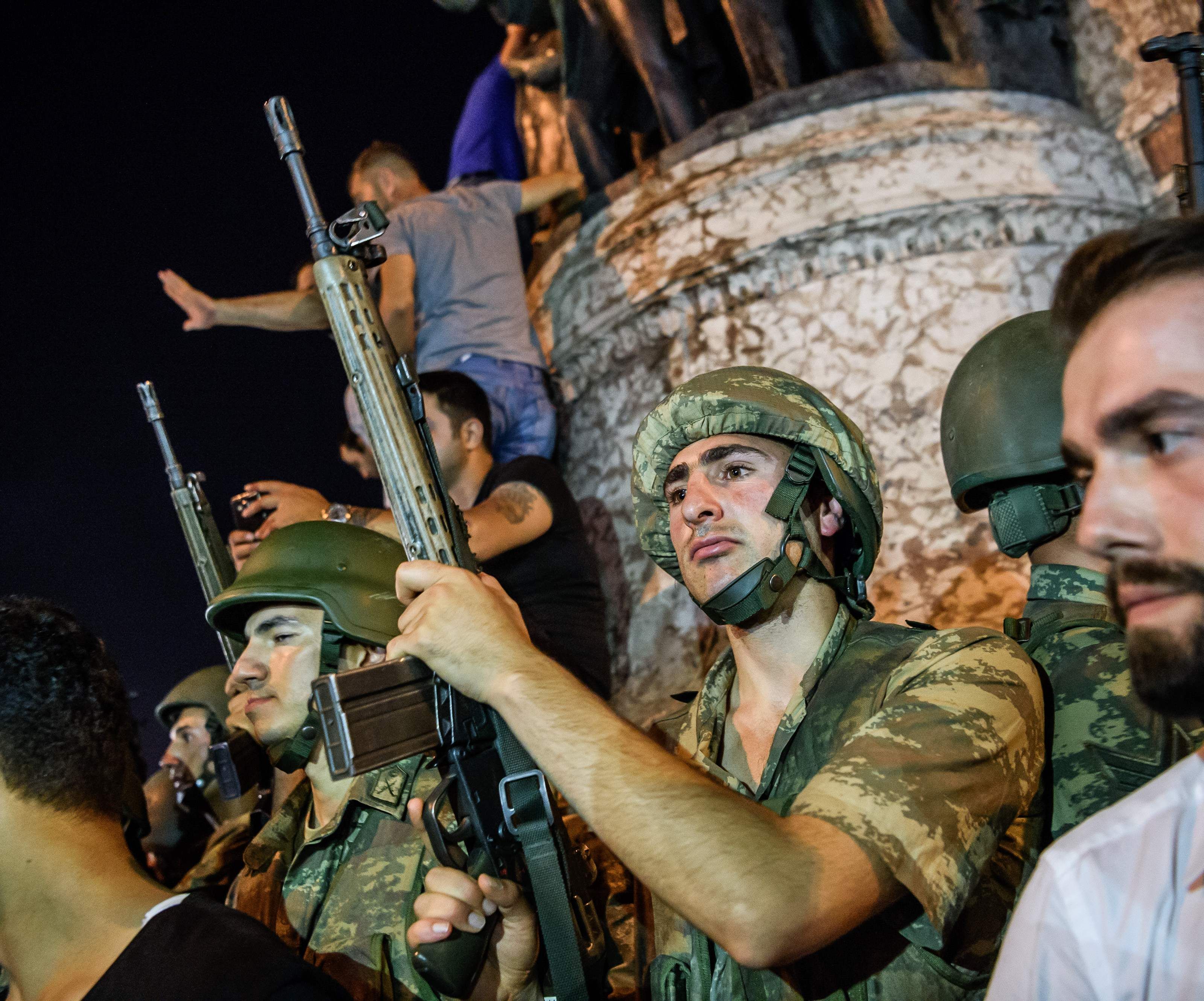 Ein Militärputsch erschüttert die Türkei