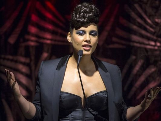 Alicia Keys und andere dunkelhäutige Prominente haben ein bewegendes Video veröffentlicht. Alicia Keys und andere dunkelhäutige Prominente haben ein bewegendes Video veröffentlicht.