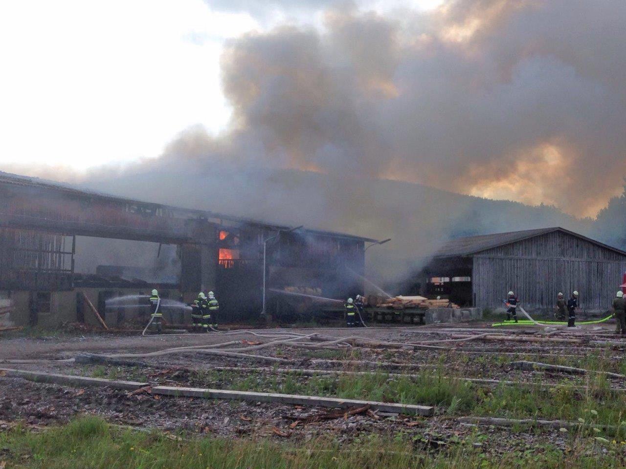 Die Halle eines Sägewerks in Pernitz geriet in Brand