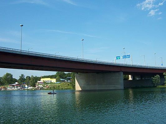 Die Frau fiel von der Brigittenauer Brücke ins Wasser