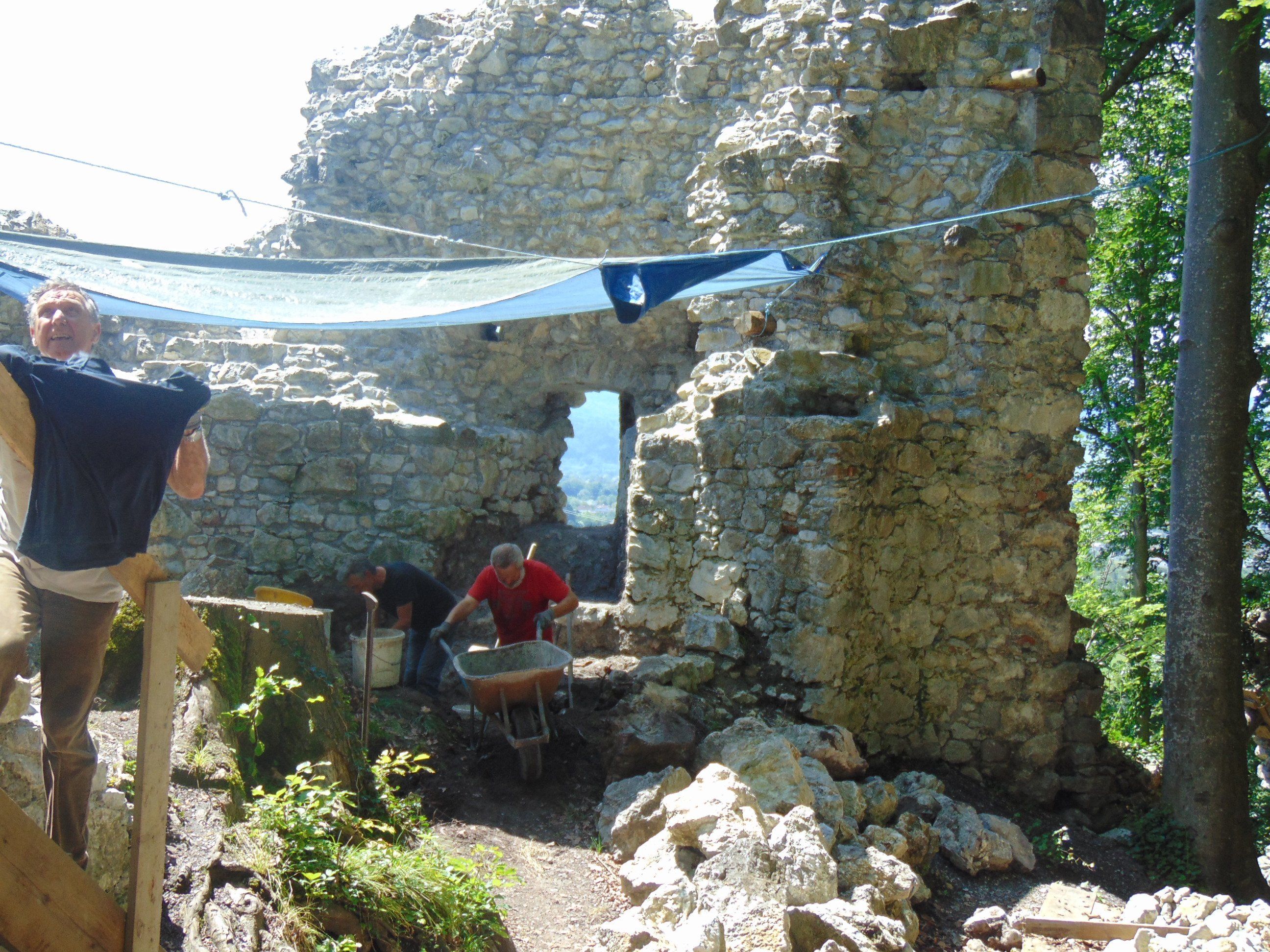 Die Arbeiten am Geschütz- und Gefängnisturm der Burgruine Neuburg laufen auf Hochtouren Die Arbeiten am Geschütz- und Gefängnisturm der Burgruine Neuburg laufen auf Hochtouren