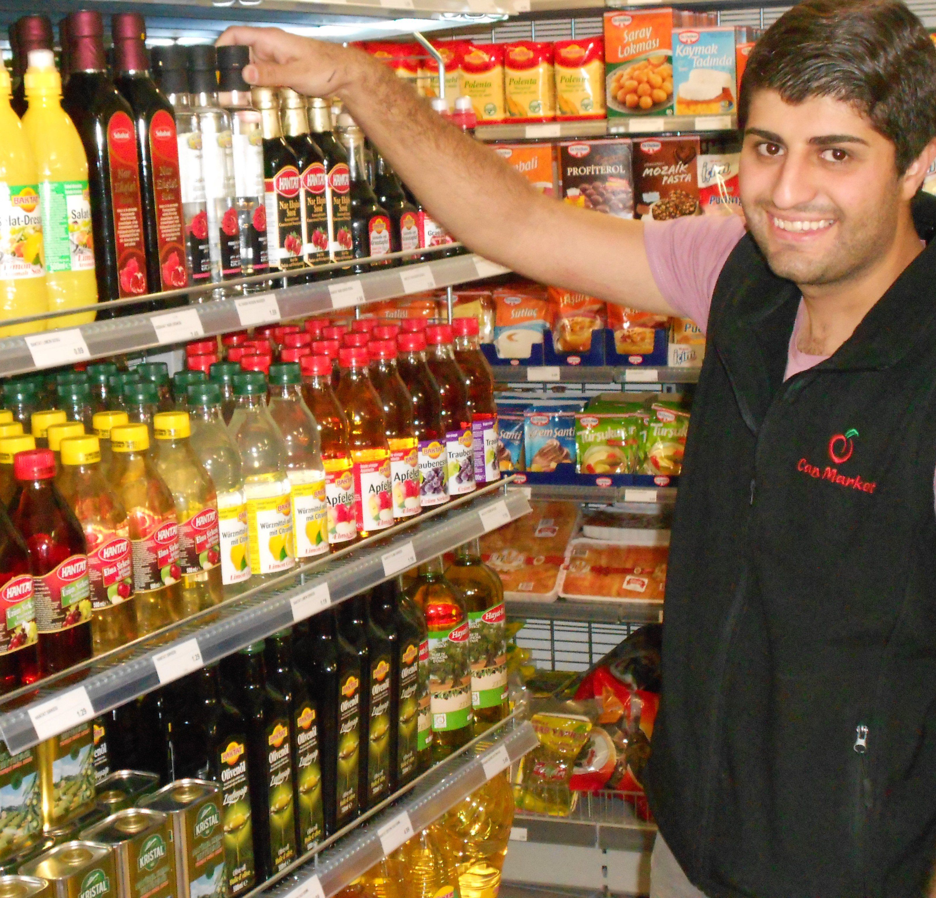 Emrah Palta kann auf ein reichhaltiges Angebot im „Can Market“ verweisen. Emrah Palta kann auf ein reichhaltiges Angebot im „Can Market“ verweisen.
