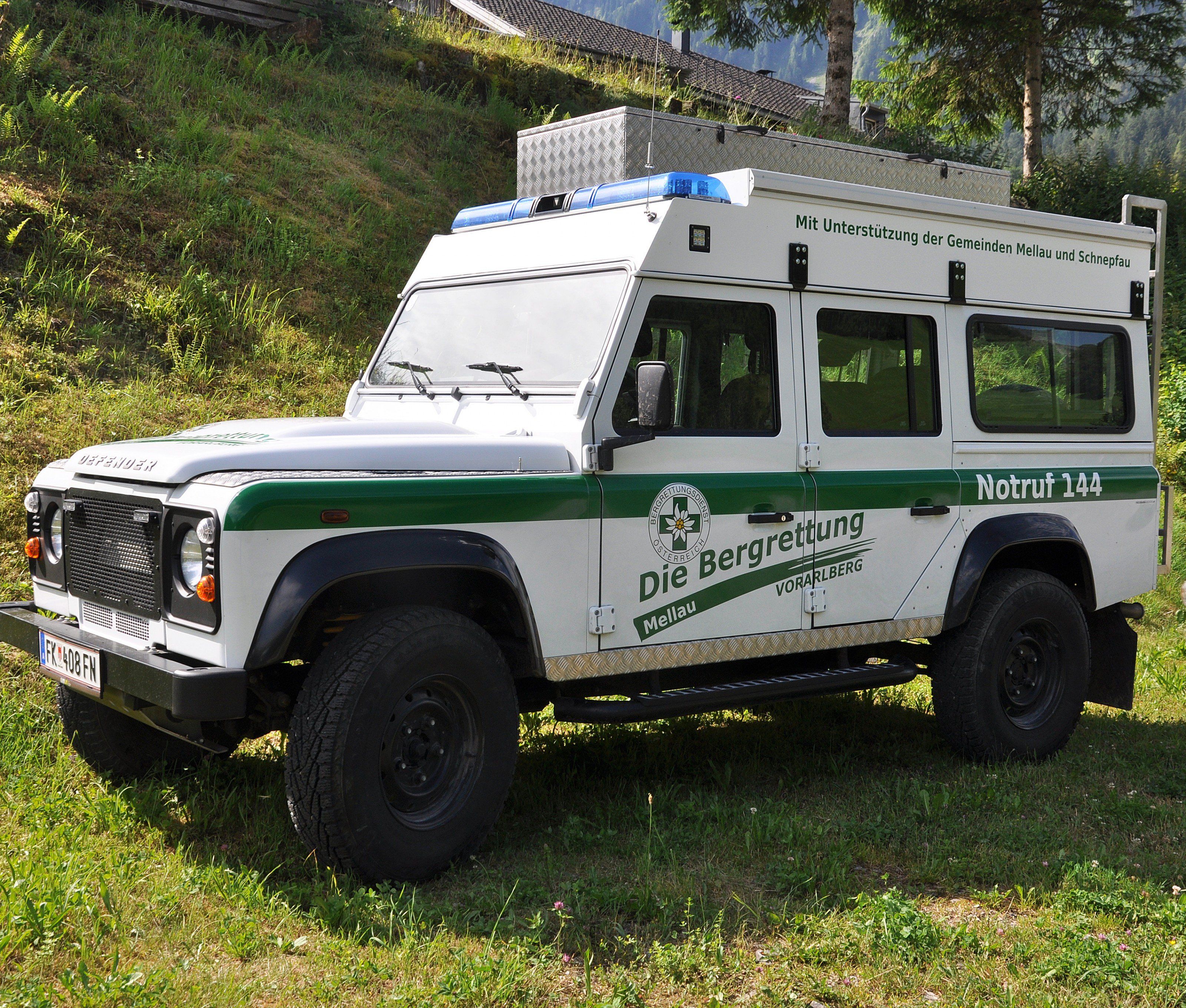 Das Einsatzfahrzeug der Bergrettung Mellau war in die Jahre gekommen und wurde durch einen neuen Land Rover Defender mit Spezialaufbau ersetzt. Das Einsatzfahrzeug der Bergrettung Mellau war in die Jahre gekommen und wurde durch einen neuen Land Rover Defender mit Spezialaufbau ersetzt.