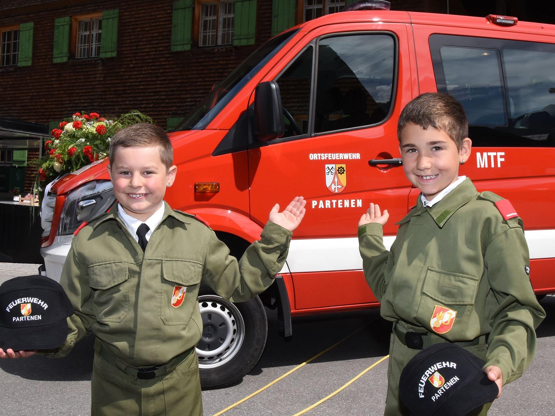Über die Segnung des neuen Mannschaftstransportfahrzeuges freuten sich auch diese beiden Mitglieder der Partener Feuerwehrjugend.