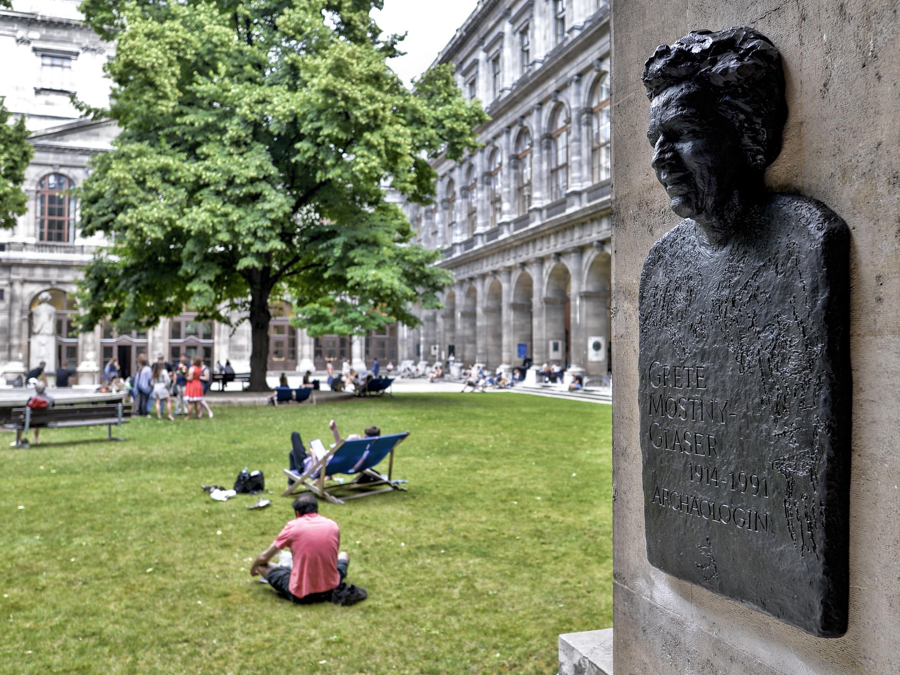 Im Hof der Uni Wien sind nun auch Denkmäler für 7 Forscherinnen