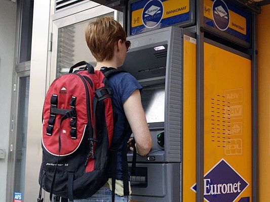 Die US-Firma Euronet, die in Österreich knapp 70 Geldausgabeautomaten betreibt, verlangt seit kurzem pro Abhebung 1,95 Euro. Die US-Firma Euronet, die in Österreich knapp 70 Geldausgabeautomaten betreibt, verlangt seit kurzem pro Abhebung 1,95 Euro.