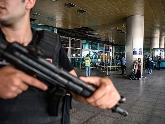 Polizeiaufgebot am Atatürk-Flughafen, wo sich der Anschlag ereignete