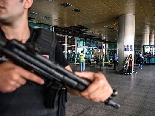 Polizeiaufgebot am Atatürk-Flughafen, wo sich der Anschlag ereignete Polizeiaufgebot am Atatürk-Flughafen, wo sich der Anschlag ereignete