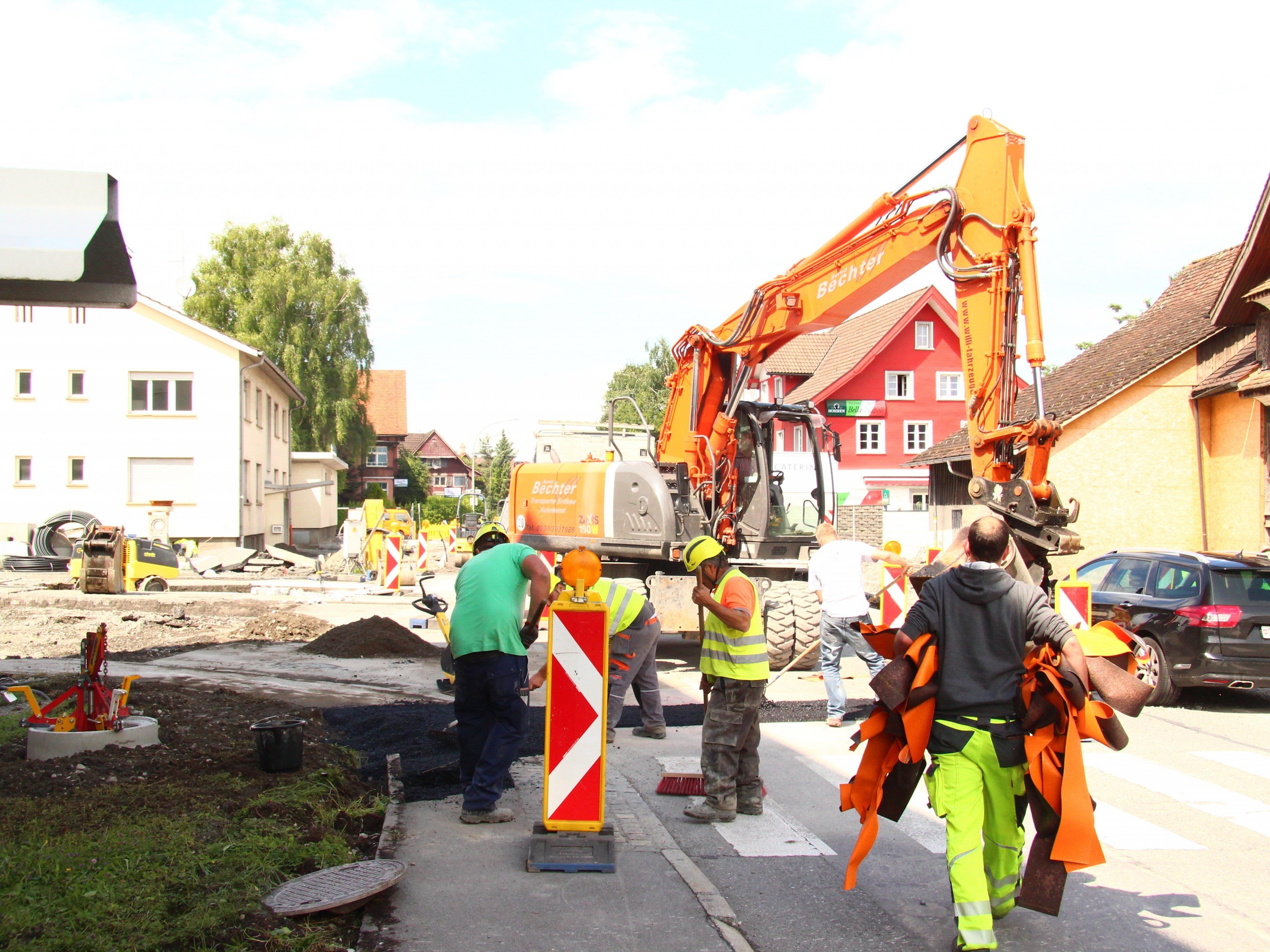 Die Snierungsarbeiten an der Rheinbrücke zwischen Lustenau und Au sind in vollem Gange.