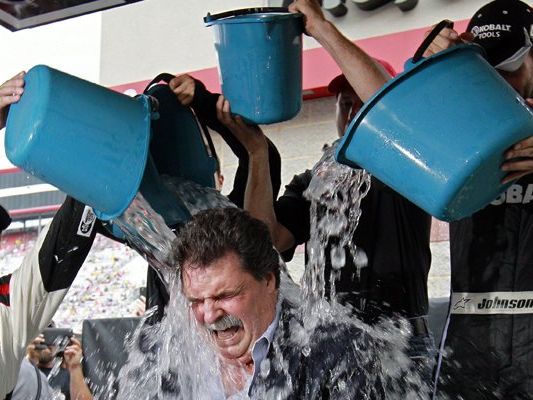 Die "Ice Bucket Challenge" ging 2014 um die Welt. Die "Ice Bucket Challenge" ging 2014 um die Welt.