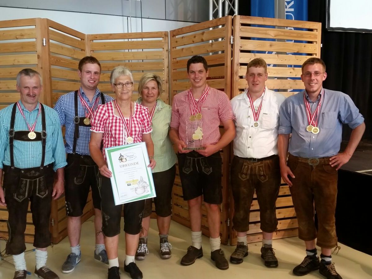 Team der Sennerei Langenegg: Anton Bader, Alexander Mennel, Monika Vögel, Conny Steurer, Christoph Schwarzmann, Andreas Helbock, Hans Petras. Team der Sennerei Langenegg: Anton Bader, Alexander Mennel, Monika Vögel, Conny Steurer, Christoph Schwarzmann, Andreas Helbock, Hans Petras.