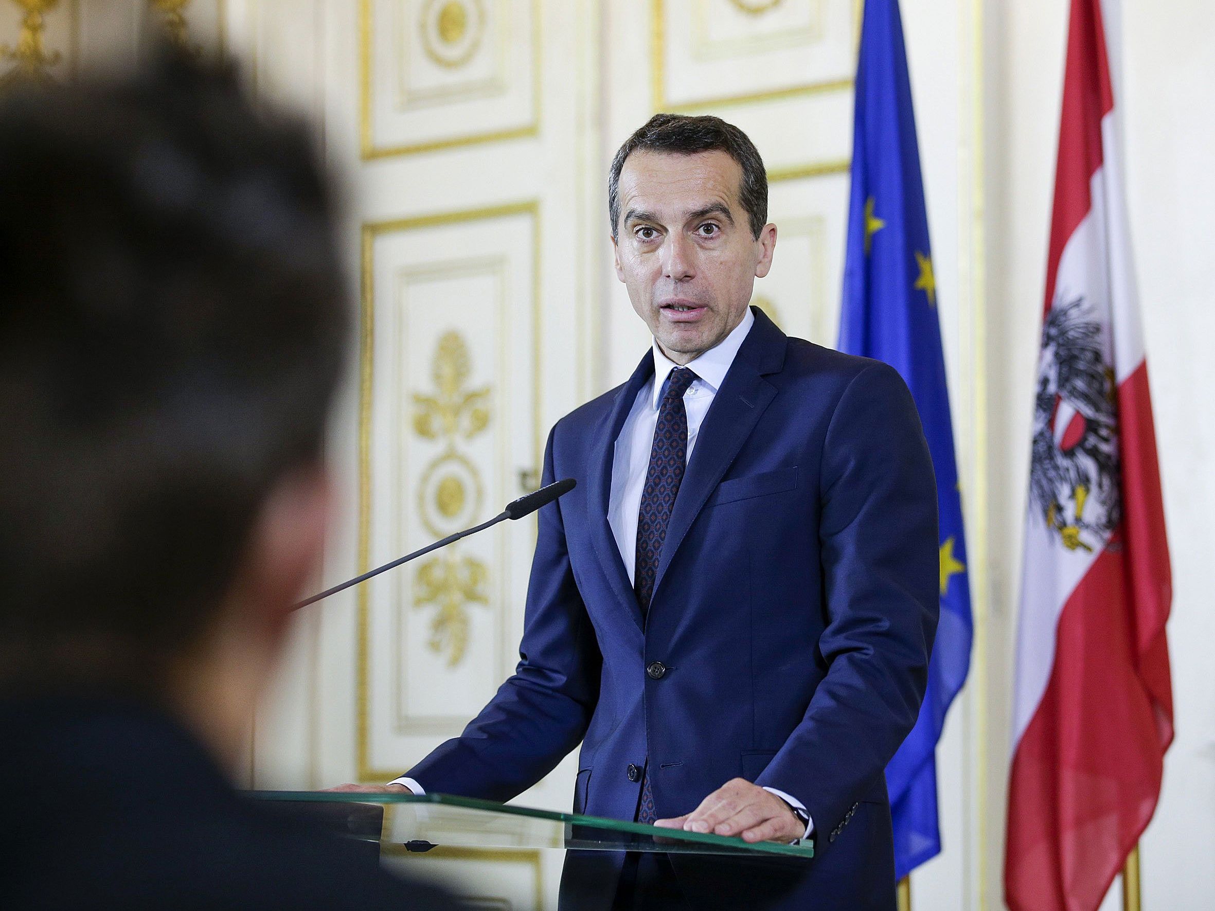 Bundeskanzler Christian Kern (SPÖ) am Freitag bei der Pressekonferenz zum VfGH-Entscheid Bundeskanzler Christian Kern (SPÖ) am Freitag bei der Pressekonferenz zum VfGH-Entscheid