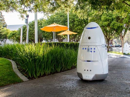 Das Robotermodell, das vor dem Einkaufszentrum in Palo Alto patroulliert.