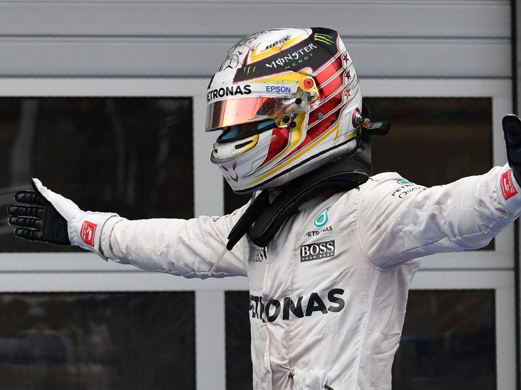 Lewis Hamilton holte sich mit einer dramatischen Schlussrunde den Sieg im GP von Österreich. Lewis Hamilton holte sich mit einer dramatischen Schlussrunde den Sieg im GP von Österreich.