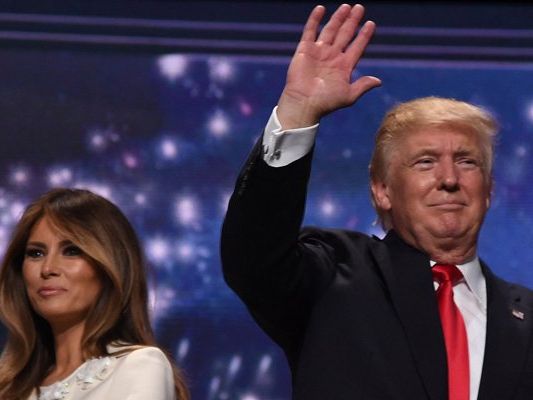 Melania und Donald Trump. Gegen die Trump-Ehefrau werden erneut Fälschungs-Vorwürfe laut. Melania und Donald Trump. Gegen die Trump-Ehefrau werden erneut Fälschungs-Vorwürfe laut.
