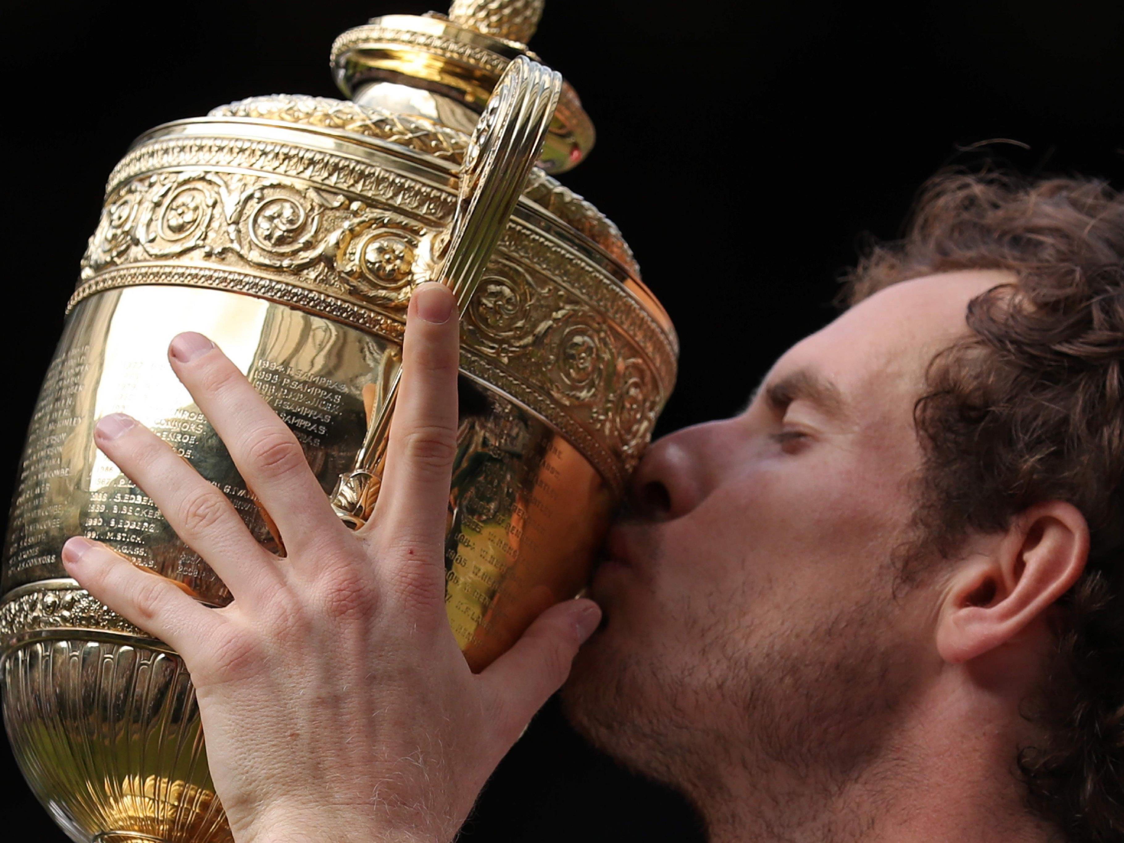 Ein Küsschen und dann ab ins Eis-Bad - Andy Murray und sein Wimbledon-Pokal.