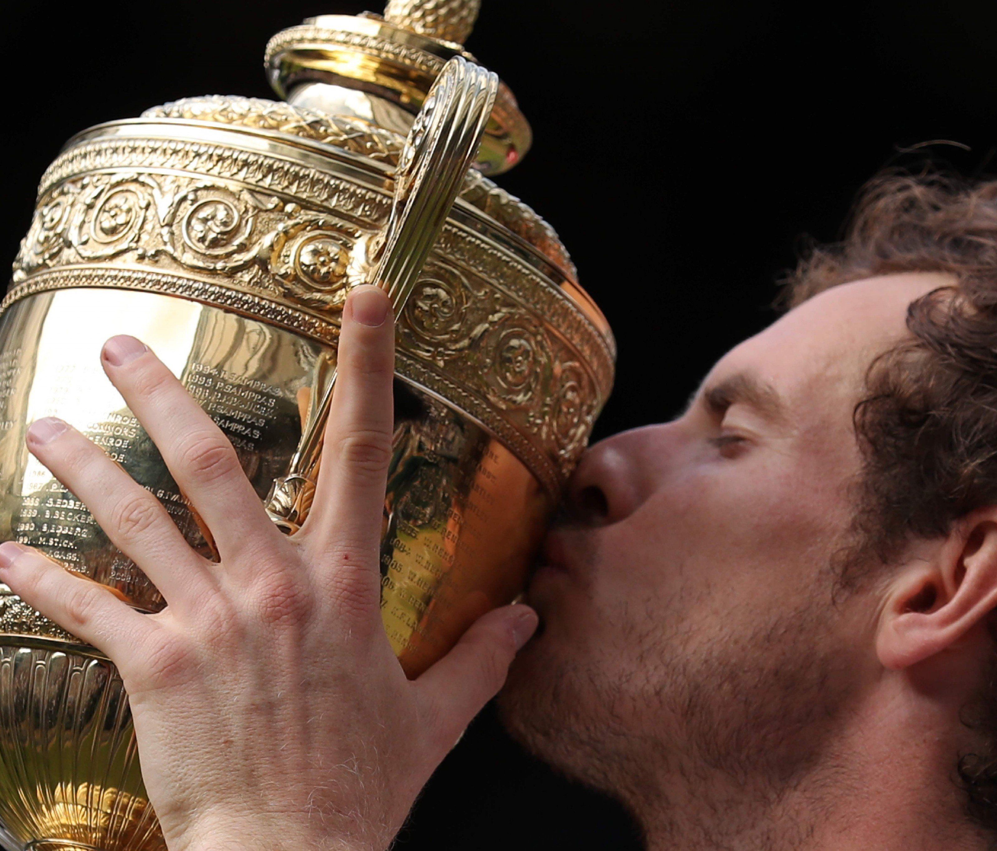 Ein Küsschen und dann ab ins Eis-Bad - Andy Murray und sein Wimbledon-Pokal.