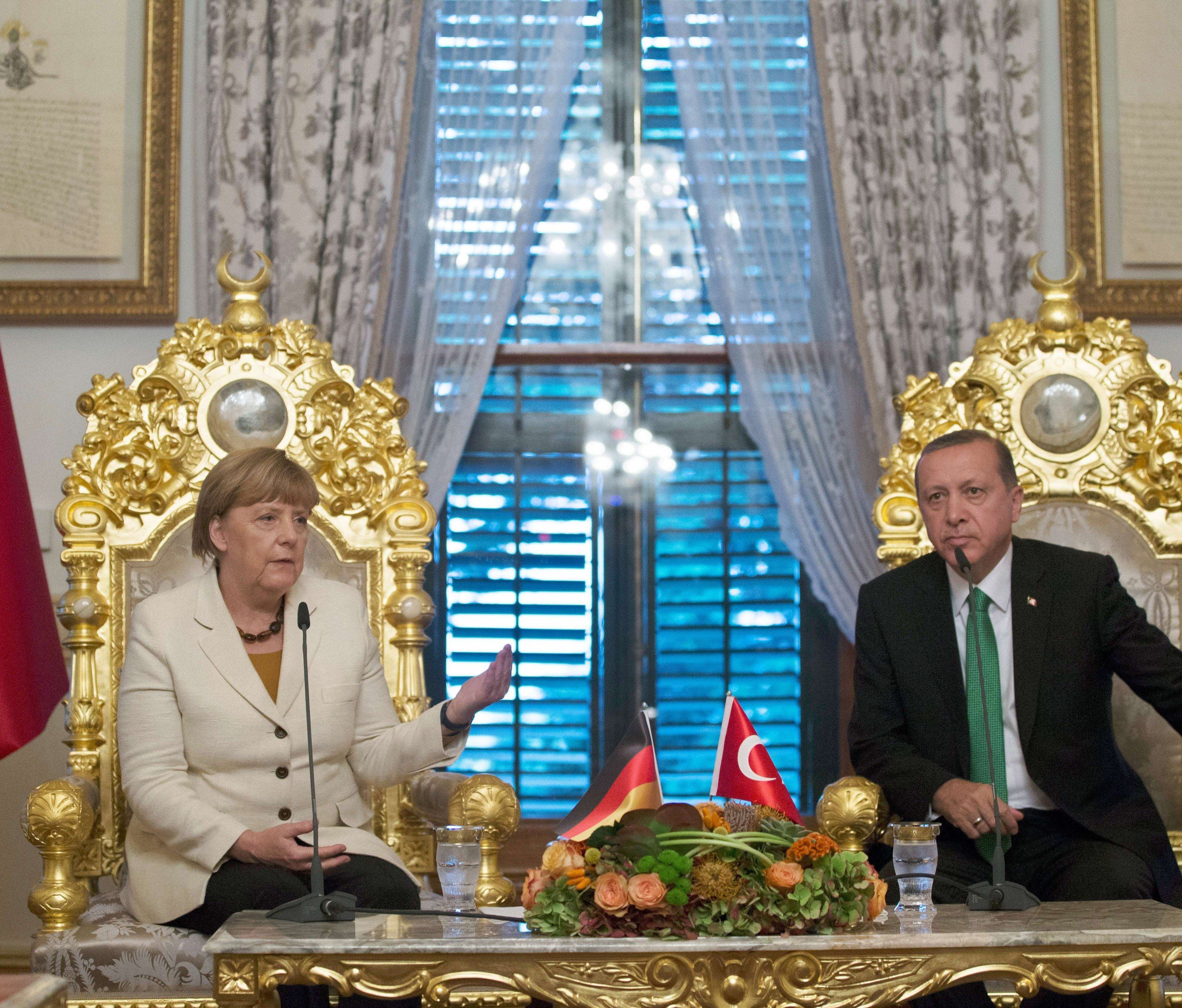 Harsche Kritik an Merkel. Harsche Kritik an Merkel.