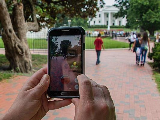 Die ganze Welt spielt derzeit Pokemon Go - hier etwa eine Frau vor dem Weißen Haus in Washington