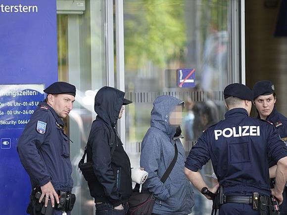 Am Wiener Praterstern kam es zu einem Polizeieinsatz, bei dem vier Polizisten verletzt wurden