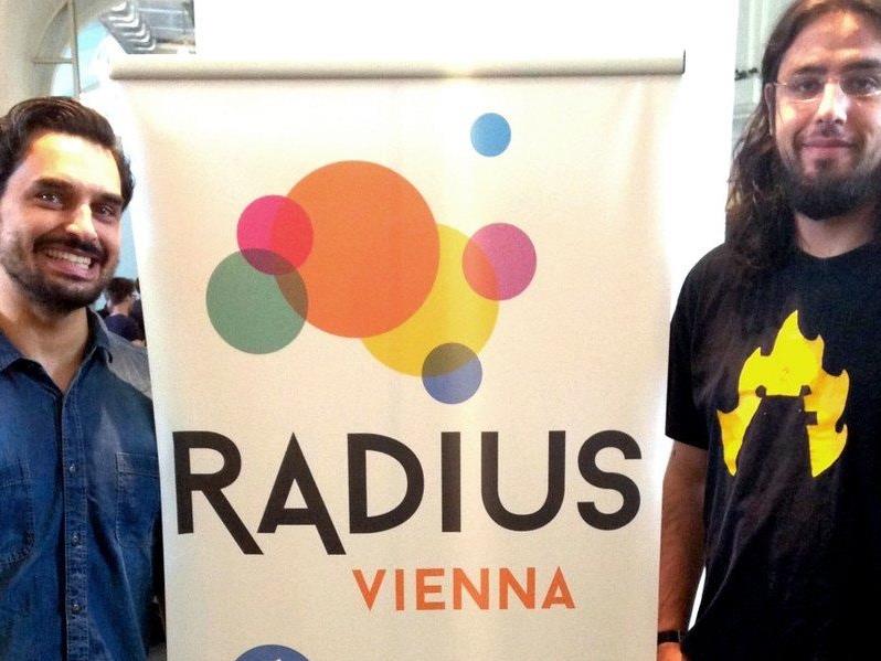 Georg Backer und Rami Ismail stehen Besuchern beim Radius Festival Rede und Antwort.