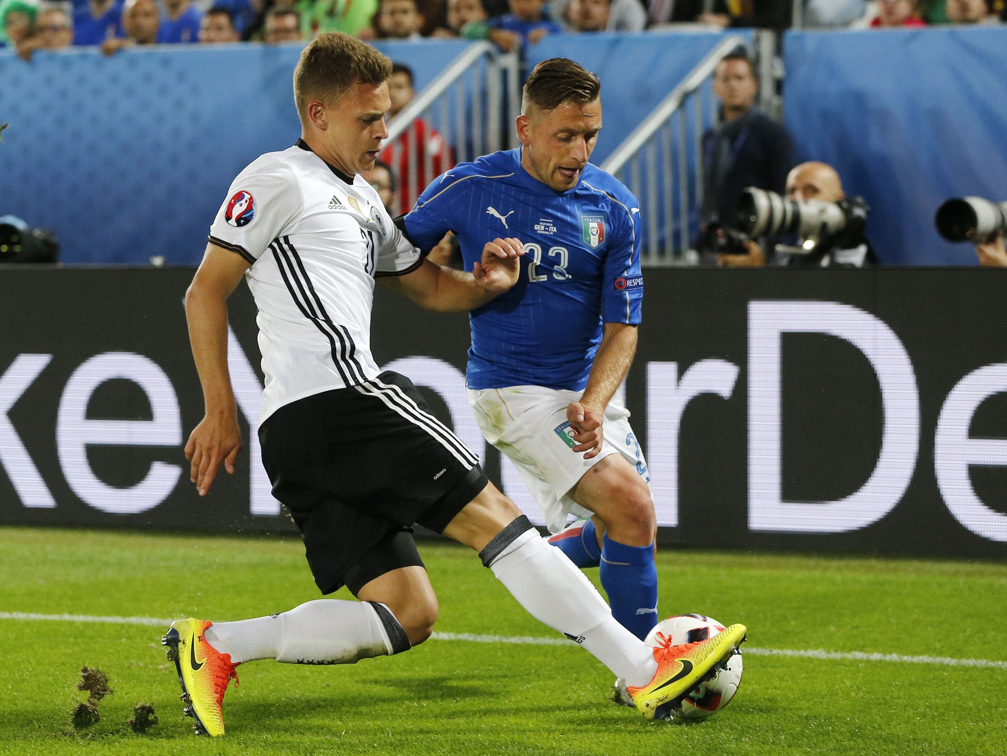 Joshua Kimmich gegen Emanuele Giaccherini. Joshua Kimmich gegen Emanuele Giaccherini.