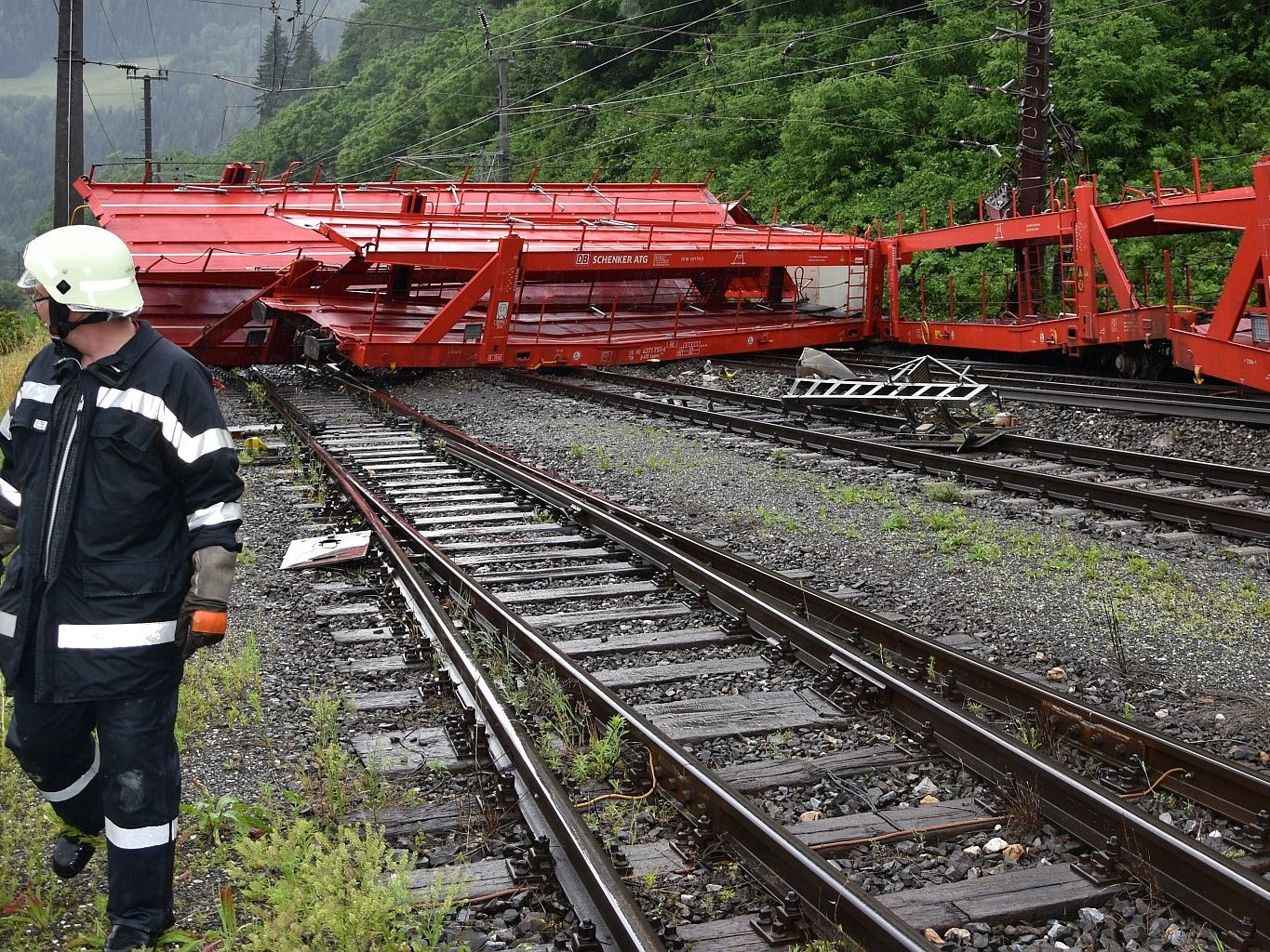Die Südbahnstrecke wird nach einer Zugentgleisung für längere Zeit gesperrt Die Südbahnstrecke wird nach einer Zugentgleisung für längere Zeit gesperrt