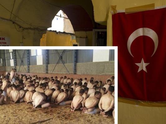Fast komplett entkleidete Häftlinge, die nach dem gescheiterten Putschversuch in der Türkei inhaftiert wurden.