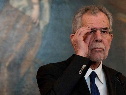 Van der Bellen kritisiert Norber Hofer bezüglich dessen "Öxit"-Überlegungen Van der Bellen kritisiert Norber Hofer bezüglich dessen "Öxit"-Überlegungen