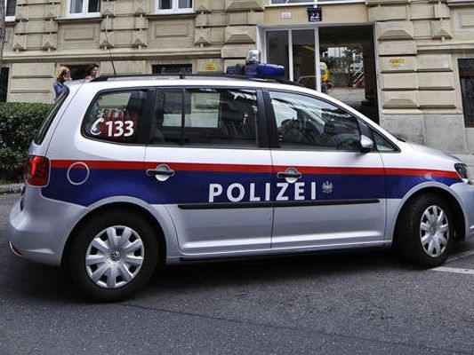 Der Mann ging wüst auf die Beamten los. Der Mann ging wüst auf die Beamten los.