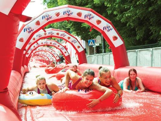 Rekordverdächtige 10.000 Besucher rutschten auf der längsten Wasserrutsche Österreichs.