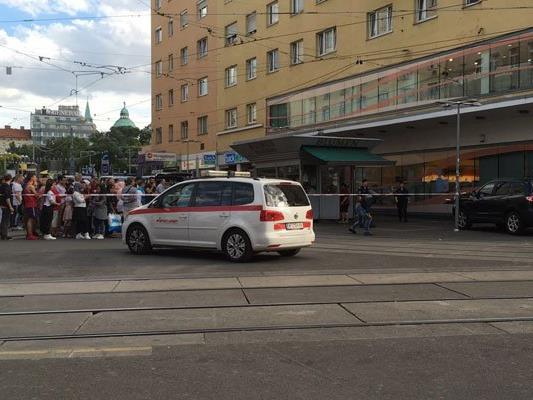Bombenalarm am Reumannplatz: Die Polizei untersuchte einen herrenlosen Koffer.