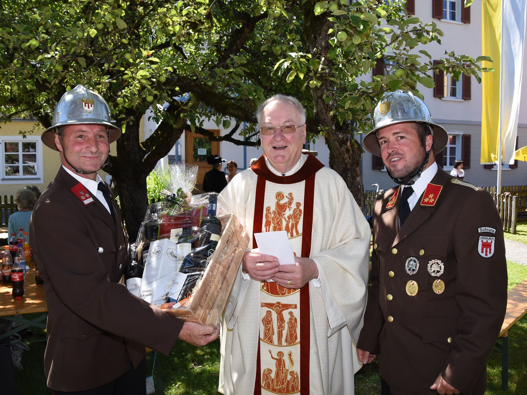 Pfarrer Herbert Böhler mit Gerd Vogt (links) und Kommandant Lukas Beck von der Schrunser Feuerwehr. Pfarrer Herbert Böhler mit Gerd Vogt (links) und Kommandant Lukas Beck von der Schrunser Feuerwehr.
