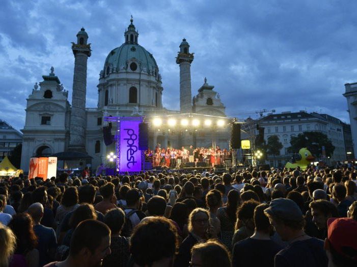 Lustiger Karaoke-Reigen mit Orchesterbegleitung am Popfest. Lustiger Karaoke-Reigen mit Orchesterbegleitung am Popfest.