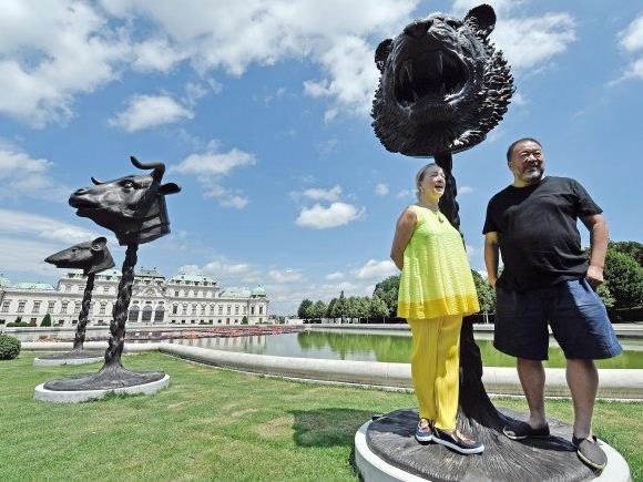 Belvedere-Direktorin Agnes Husslein und Künstler Ai Weiwei bei Preview der Installation "F Lotus" hinter dem Oberen Belvedere in Wien.