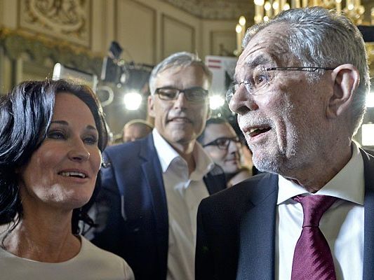Grünen-Chefin Eva Glawischnig und Präsidentschaftskandidat Alexander Van der Bellen (R), über den Gerüchte verbreitet werden Grünen-Chefin Eva Glawischnig und Präsidentschaftskandidat Alexander Van der Bellen (R), über den Gerüchte verbreitet werden