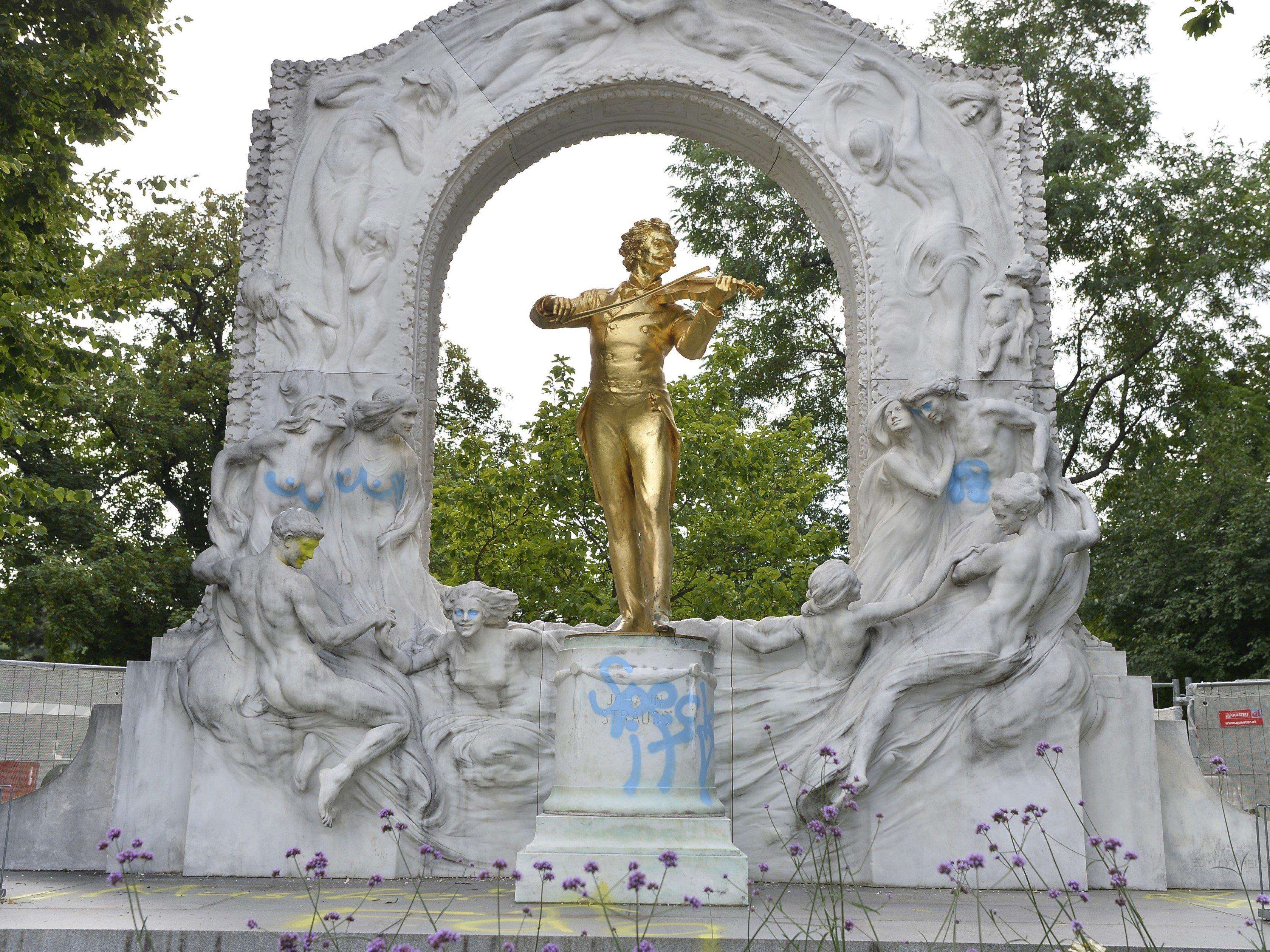 Das mit Graffiti besprühte Johann-Strauß-Denkmal.