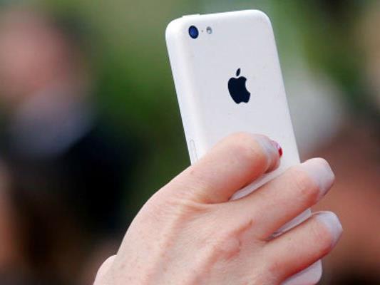 "Gratis-iPhone für Asylanten" lautete der Vorwurf der Hofer-Fanseite.
