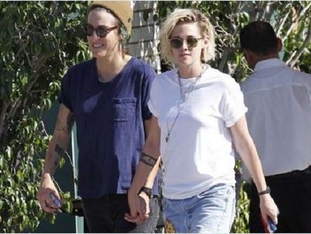 Die Schauspielerin hält Händchen mit ihrer neuen Freundin Die Schauspielerin hält Händchen mit ihrer neuen Freundin