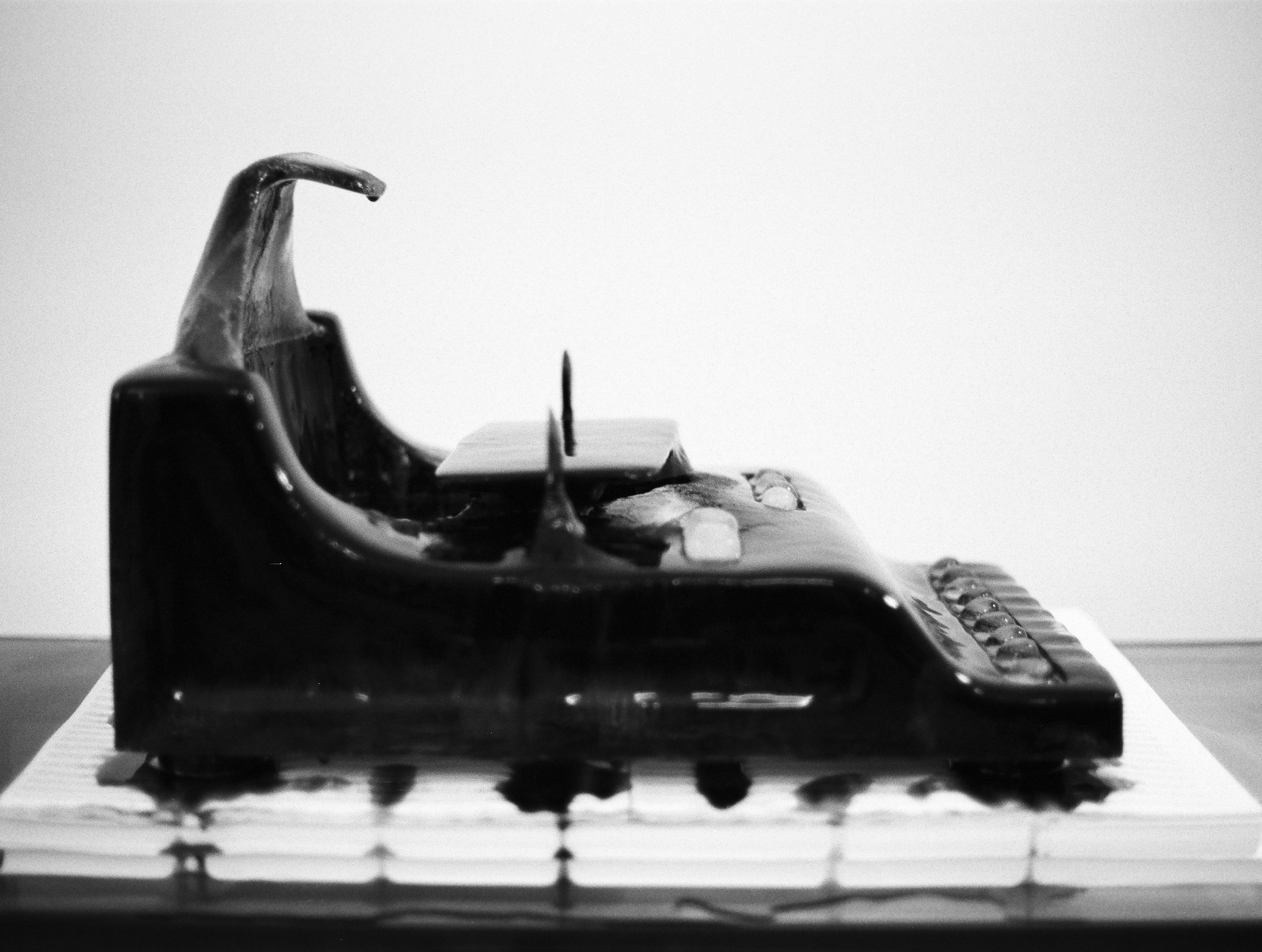 Claudia Märzendorfer, music typewriter, 2012, Eisskulptur (temporäre Installation) Claudia Märzendorfer, music typewriter, 2012, Eisskulptur (temporäre Installation)