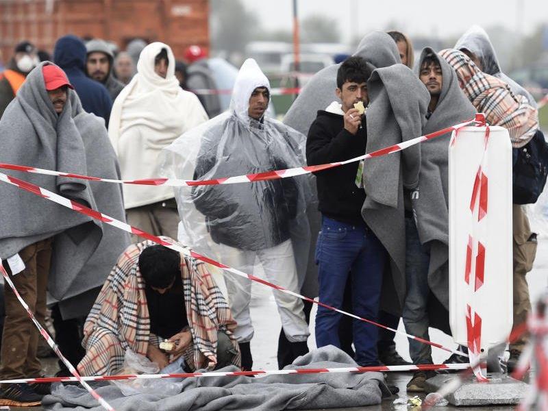 Die FPÖ fordert einen Stopp der Flüchtlingsaufnahme.