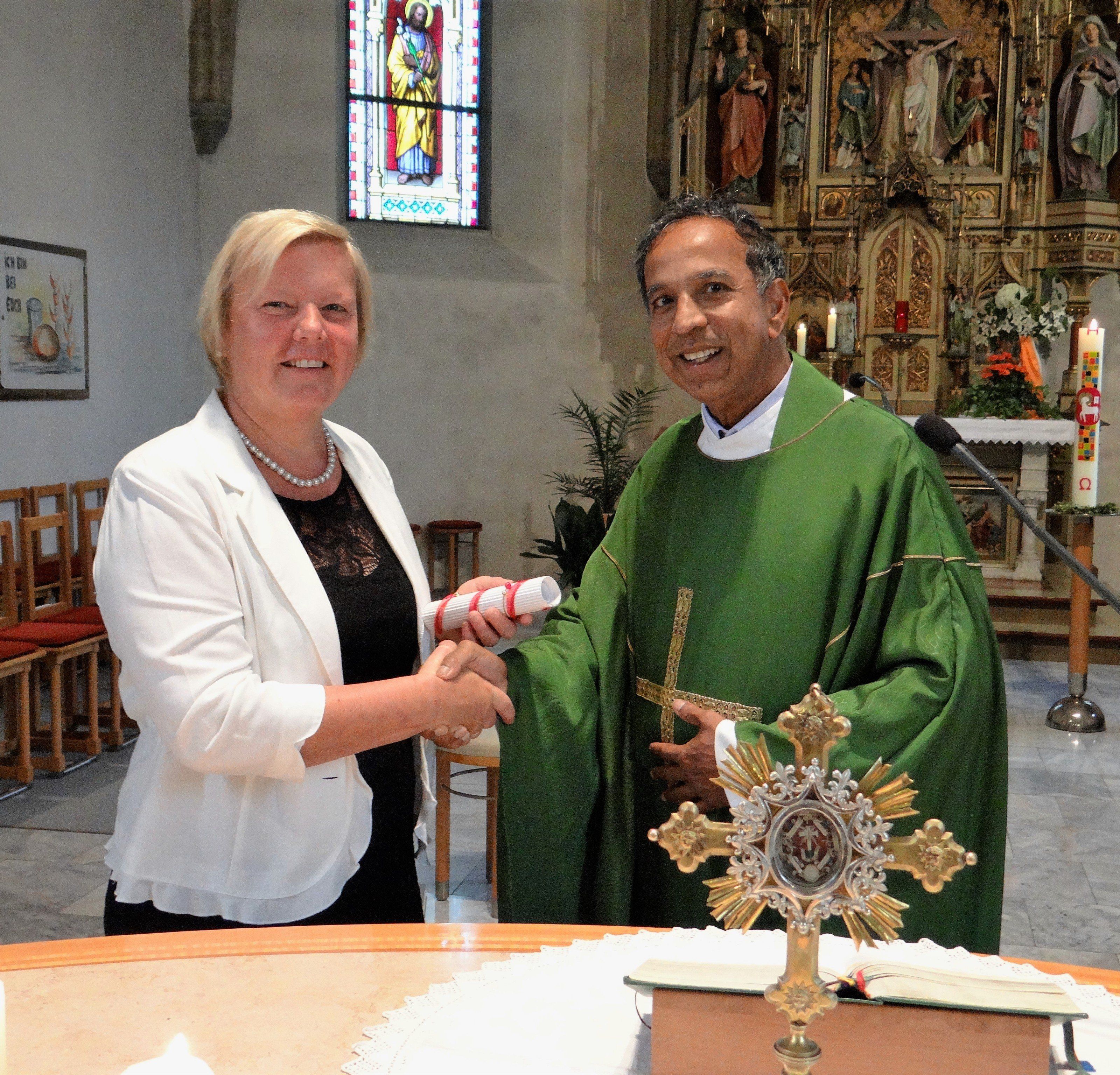 Jubilar Pfr. Joy Peter mit PGR-Vorsitzender Renate Greussing. Jubilar Pfr. Joy Peter mit PGR-Vorsitzender Renate Greussing.
