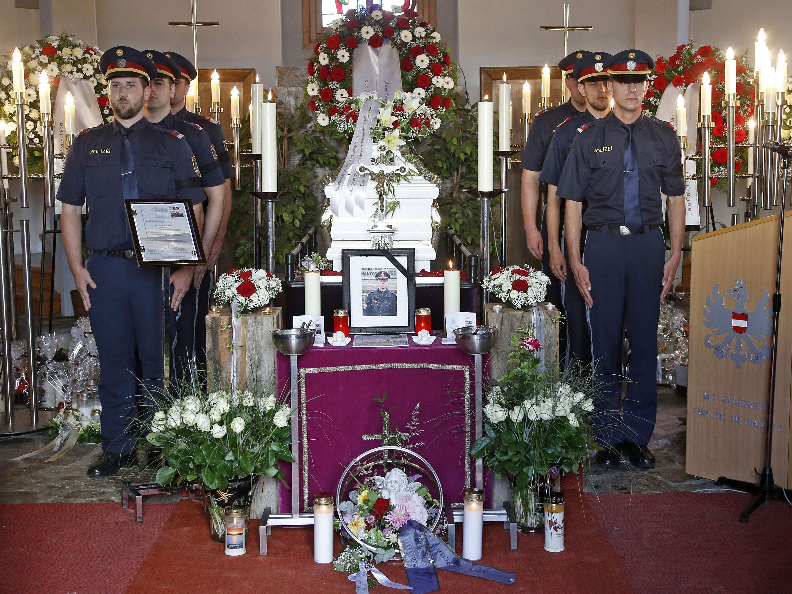 Das Ehrenspalier der Polizei in der Kirche von St. Kanzian Das Ehrenspalier der Polizei in der Kirche von St. Kanzian