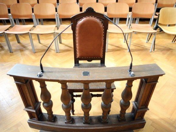 Die beiden Asylwerber kamen einer Frau zu Hilfe, die mit dem Serben in Konflikt geraten war. Die beiden Asylwerber kamen einer Frau zu Hilfe, die mit dem Serben in Konflikt geraten war.
