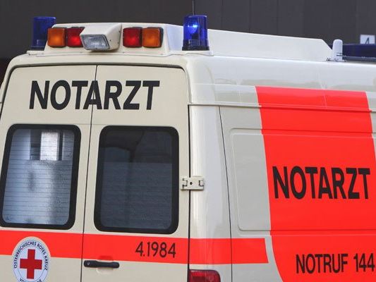 Vier der Jugendlichen wurden bei dem Unfall mit einem Mopedauto verletzt. Vier der Jugendlichen wurden bei dem Unfall mit einem Mopedauto verletzt.