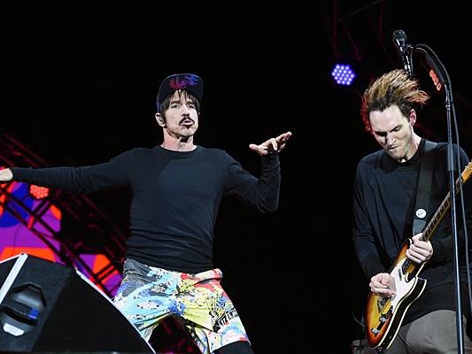 Red hot Chili-Peppers-Sänger Anthony Kiedis (L.) und Gitarrist Josh Klinghoffer beim Nova Rock