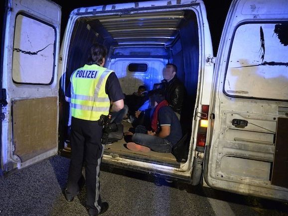 Zwei Serben wurden in Korneuburg wegen Schlepperei verurteilt Zwei Serben wurden in Korneuburg wegen Schlepperei verurteilt