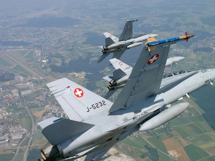 Die schweizerische Luftwaffe geleitete heute morgen eine israelische Boeing 747 aus dem Schweizer Luftraum. Die schweizerische Luftwaffe geleitete heute morgen eine israelische Boeing 747 aus dem Schweizer Luftraum.